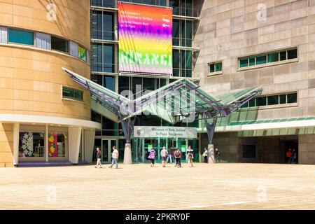 7. Dezember 2022: Wellington, Neuseeland - Vordereingang zu Te Papa, Menschen, die zu den Türen gehen. Stockfoto