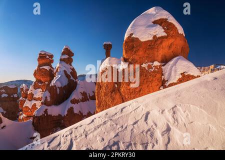 Sonnenaufgang im Winter über dem Bryce Canyon-Nationalpark in Utah vom Sunrise Point und dem Queens Garden Trail Stockfoto