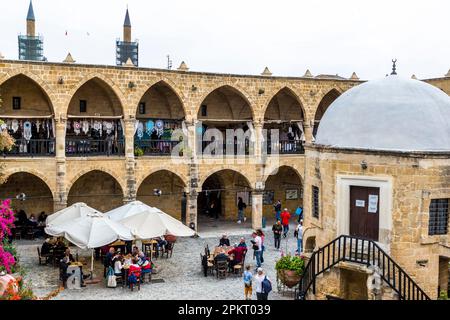 Caravanserai Büyük Han in Nikosia, Zypern. Courtyard Büyük Han, Great Inn, der größte Caravanserai in Zypern. Erbaut auf Befehl des ersten Herrschers der Osmanen in Zypern, Muzaffer Pascha, im Jahr 1572. Im Innenhof gibt es eine kleine Moschee mit einem Kuppeldach und einem Brunnen für Abwässer vor dem Gebet. Das Gebäude gilt als eines der schönsten Gebäude Zyperns und befindet sich im nördlichen zyprischen Teil der geteilten Stadt Nikosia Stockfoto