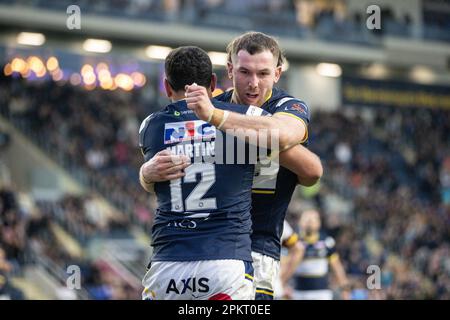 Leeds, Großbritannien. 09. April 2023. Rhyse Martin #12 von Leeds Rhinos feiert ihren Versuch mit Cameron Smith #13 von Leeds Rhinos während des Spiels der Betfred Super League Round 8 Leeds Rhinos vs Huddersfield Giants im Headingley Stadium, Leeds, Großbritannien, am 9. April 2023 (Foto von Mark Cosgrove/News Images) in Leeds, Großbritannien, am 4./9. April 2023. (Foto: Mark Cosgrove/News Images/Sipa USA) Guthaben: SIPA USA/Alamy Live News Stockfoto