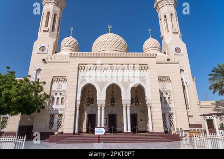 Eintritt zur Jumeirah-Moschee in Dubai, Vereinigte Arabische Emirate, geöffnet für kulturelle Besuche und Bildung für Besucher Stockfoto