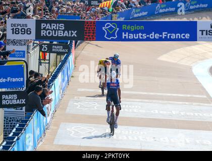 Compeigne, Roubaix, Frankreich. 9. April 2023. Jasper PHILIPSEN, Jumbo-Visma feiert als sein Mannschaftskollege Mathieu VAN DER POEL, überholt sich selbst und Wout VAN AERT bei der 120. Ausgabe von Paris Roubaix, Frankreich, 9. April 2023, Kredit: Chris Wallis/Goding Images/Alamy Live News Stockfoto