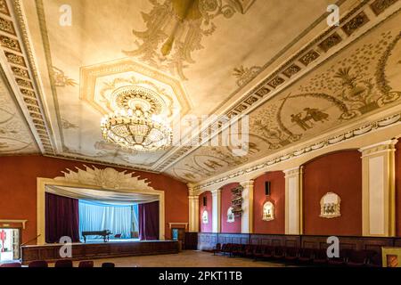 Verlassene alte Theaterhalle mit wunderschönen Fresken, Klavier, Bühne und Backstage in Moskau, Russland Stockfoto