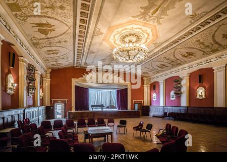 Verlassene alte Theaterhalle mit wunderschönen Fresken, Klavier, Bühne und Backstage in Moskau, Russland Stockfoto