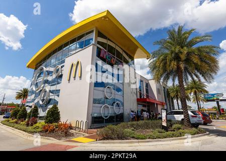 Das weltweit größte McDonald's Restaurant gleich neben dem International Drive und der Sand Lake Road in Orlando, Florids, USA. Stockfoto