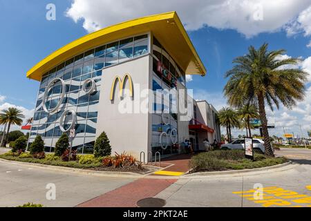 Das weltweit größte McDonald's Restaurant gleich neben dem International Drive und der Sand Lake Road in Orlando, Florids, USA. Stockfoto