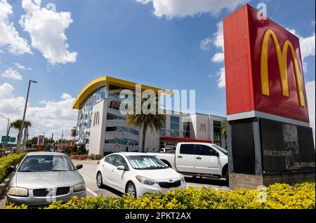 Das weltweit größte McDonald's Restaurant gleich neben dem International Drive und der Sand Lake Road in Orlando, Florids, USA. Stockfoto