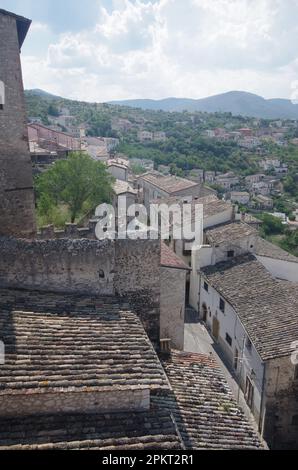 Die Dächer des kleinen Dorfes und das umliegende Tal vom Gipfel der Piccolomini-Burg in Capestrano (AQ) - Abruzzen Stockfoto