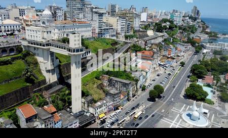 salvador, bahia, brasilien - 2. april 2023: Blick vom lacerda-Aufzug in der Stadt salvador. Stockfoto