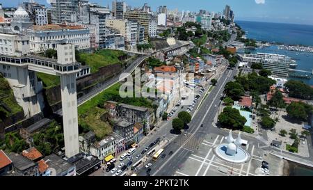 salvador, bahia, brasilien - 2. april 2023: Blick vom lacerda-Aufzug in der Stadt salvador. Stockfoto