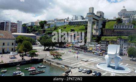 salvador, bahia, brasilien - 2. april 2023: Blick vom lacerda-Aufzug in der Stadt salvador. Stockfoto