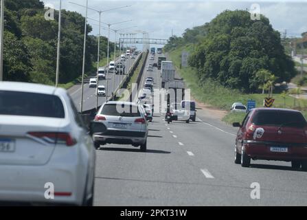 salvador, bahia, brasilien - 2. april 2023: Fahrzeugverkehr auf Bundesautobahn BR 324. Stockfoto