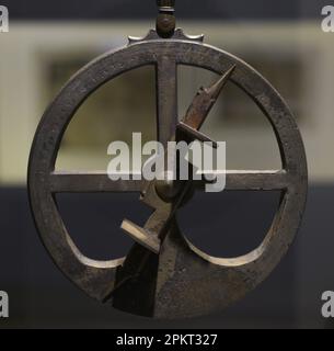 Astrolabe "Aveiro". Nautisches Instrument portugiesischer Herkunft, datiert 1575. Es wurde 1944 aus den Trümmern eines Schiffes geborgen, das in der Ria de Aveiro (Portugal) sank. Schifffahrtsmuseum. Lissabon, Portugal. Stockfoto