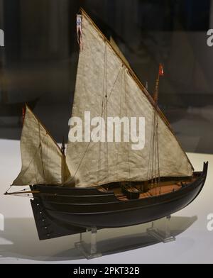 „Caravelao“. Kleines Lateen-Segelschiff, ähnlich dem Karavel, aber kleiner. Es wurde hauptsächlich als Hilfsschiff verwendet. Modell. Schifffahrtsmuseum. Lissabon, Portugal. Stockfoto