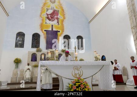 serrinha, bahia, brasilien - 6. april 2023: Die Messe markiert den Beginn der Feuerwerksprozession in der Stadt Serinha. Stockfoto