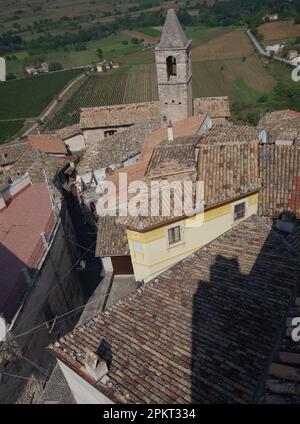 Die Dächer des kleinen Dorfes und das umliegende Tal vom Gipfel der Piccolomini-Burg in Capestrano (AQ) - Abruzzen Stockfoto
