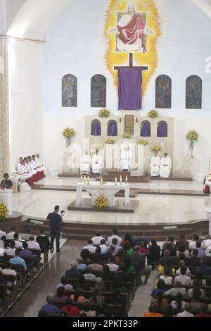 serrinha, bahia, brasilien - 6. april 2023: Die Messe markiert den Beginn der Feuerwerksprozession in der Stadt Serinha. Stockfoto