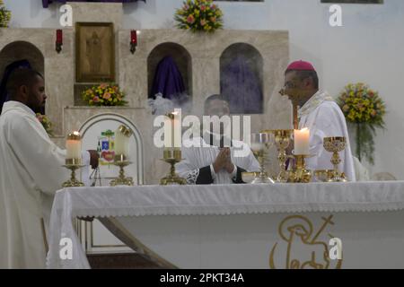 serrinha, bahia, brasilien - 6. april 2023: Die Messe markiert den Beginn der Feuerwerksprozession in der Stadt Serinha. Stockfoto