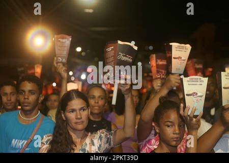 serrinha, bahia, brasilien - 6. april 2023: Die Fogareu-Prozession findet zur Heiligen Woche in der Stadt Serinha statt. Stockfoto