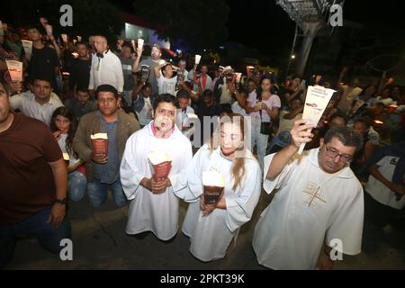 serrinha, bahia, brasilien - 6. april 2023: Die Fogareu-Prozession findet zur Heiligen Woche in der Stadt Serinha statt. Stockfoto