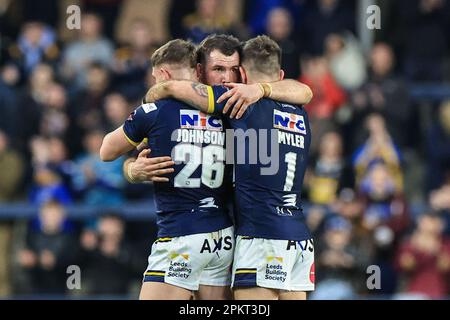 Leeds, Großbritannien. 09. April 2023. Corey Johnson #26 von Leeds Rhinos Cameron Smith #13 8 von Leeds Rhinos und Richie Myler #1 von Leeds Rhinos feiern den 18-17. Sieg während des Spiels Leeds Rhinos vs Huddersfield Giants in Leeds, Großbritannien, 9. April 2023 (Foto von Mark Cosgrove/Images News) In Leeds, Großbritannien, am 4/9/2023. (Foto: Mark Cosgrove/News Images/Sipa USA) Guthaben: SIPA USA/Alamy Live News Stockfoto