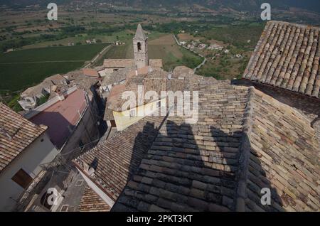 Die Dächer des kleinen Dorfes und das umliegende Tal vom Gipfel der Piccolomini-Burg in Capestrano (AQ) - Abruzzen Stockfoto