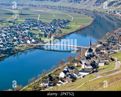 Blick von oben auf die Fachwerkstadt Piesport, die angrenzenden Weinberge und die Mosel in Deutschland. Eine Brücke überquert den Fluss und verbindet t Stockfoto