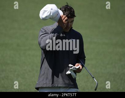 Augusta, Usa. 09. April 2023. Leader Brooks Koepka geht am Sonntag, den 9. April 2023, beim Masters Turnier 87. im Augusta National Golf Club in Augusta, Georgia, zum 2. Green. Foto von Bob Strong/UPI Credit: UPI/Alamy Live News Stockfoto