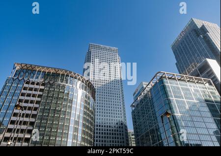 04.04.2023. London, Vereinigtes Königreich. City Bank und HSBC Skycraper im Finanzviertel Canary Wharf. Eine Investmentbank und Finanzdienstleistungsunternehmen. Stockfoto