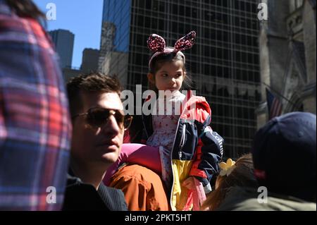 New York, USA. 09. April 2023. Ein junges Mädchen trägt während der Osterparade und des Bonnet Festivals außerhalb von St. Patrick's Cathedral auf der Fifth Avenue, New York, NY, 9. April 2023. (Foto: Anthony Behar/Sipa USA) Guthaben: SIPA USA/Alamy Live News Stockfoto