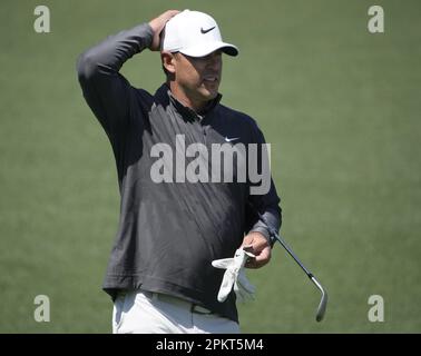 Augusta, Usa. 09. April 2023. Leader Brooks Koepka geht am Sonntag, den 9. April 2023, beim Masters Turnier 87. im Augusta National Golf Club in Augusta, Georgia, zum 2. Green. Foto von Bob Strong/UPI Credit: UPI/Alamy Live News Stockfoto