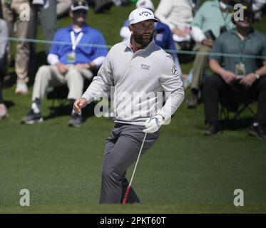 Augusta, Usa. 09. April 2023. Jon Rahn sieht sich seinen Wurf auf den 2. Green in der letzten Runde des 87. Masters Turniers im Augusta National Golf Club in Augusta, Georgia, am Sonntag, den 9. April 2023 an. Foto von Bob Strong/UPI Credit: UPI/Alamy Live News Stockfoto