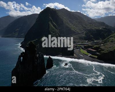 Luftaufnahme vom Ilheus da Ribeira da Janela, Felsen im Ozean auf Madeira Island, Portugal Stockfoto