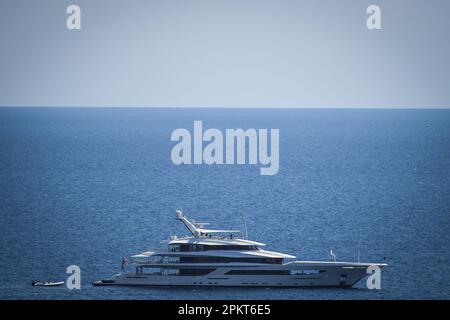 Roquebrune-Cap-Martin, Frankreich, Frankreich. 8. April 2023. Eine Jacht im Meer ist während des Tennisturniers Rolex Monte-Carlo Masters 2023, ATP Masters 1000 im Monte-Carlo Country Club am 08. April 2023 in Roquebrune-Cap-Martin, Frankreich, zu sehen. (Kreditbild: © Matthieu Mirville/ZUMA Press Wire) NUR REDAKTIONELLE VERWENDUNG! Nicht für den kommerziellen GEBRAUCH! Stockfoto