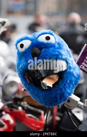 Glasgow, Schottland, Großbritannien. 9. April 2023. Hunderte von Radfahrern fahren in einem kilometerlangen Konvoi voller Farben und Lärm durch die Straßen von Glasgow, um im Rahmen des Ostereilaufs Geld für die Wohltätigkeitsorganisation des Glasgow Children's Hospital zu sammeln. Kredit: R.Gass/Alamy Live News Stockfoto