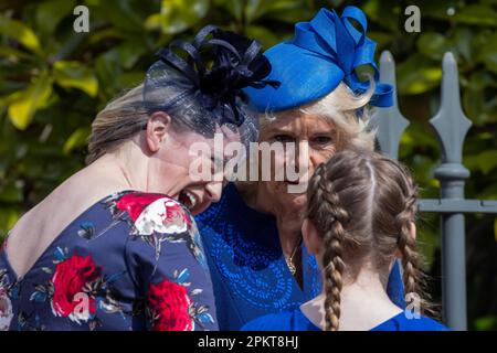 Windsor, Großbritannien. 9. April 2023. Camilla, die königliche Gemahlin, erhält eine Osterposy von Harriet, 10, nach der Ostersonntagskirche in der St. George's Chapel in Windsor Castle. Der Ostersonntag ist der Mittelpunkt der Osterfeier der königlichen Familie und dies wird der erste ohne Königin Elizabeth II. Sein Kredit: Mark Kerrison/Alamy Live News Stockfoto