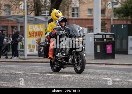 Glasgow, Schottland, Großbritannien. 9. April 2023. Hunderte von Radfahrern fahren in einem kilometerlangen Konvoi voller Farben und Lärm durch die Straßen von Glasgow, um im Rahmen des Ostereilaufs Geld für die Wohltätigkeitsorganisation des Glasgow Children's Hospital zu sammeln. Kredit: R.Gass/Alamy Live News Stockfoto