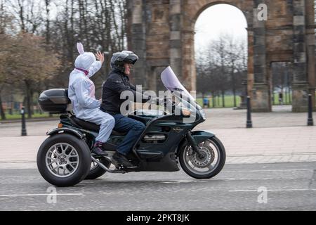 Glasgow, Schottland, Großbritannien. 9. April 2023. Hunderte von Radfahrern fahren in einem kilometerlangen Konvoi voller Farben und Lärm durch die Straßen von Glasgow, um im Rahmen des Ostereilaufs Geld für die Wohltätigkeitsorganisation des Glasgow Children's Hospital zu sammeln. Kredit: R.Gass/Alamy Live News Stockfoto