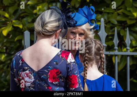 Windsor, Großbritannien. 9. April 2023. Camilla, die königliche Gemahlin, erhält eine Osterposy von Harriet, 10, nach der Ostersonntagskirche in der St. George's Chapel in Windsor Castle. Der Ostersonntag ist der Mittelpunkt der Osterfeier der königlichen Familie und dies wird der erste ohne Königin Elizabeth II. Sein Kredit: Mark Kerrison/Alamy Live News Stockfoto