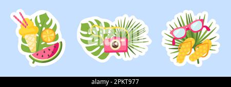 Sommeraufkleber mit Sonnenbrille, Hausschuhen und Cartoon-Speisen. Badges für Urlaub im Meer, tropische Blätter und Reiseaccessoires, Vektorklipart Stock Vektor