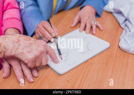 Patternmaking Designer Needlewoman stellt handgefertigte Fertigungskleidung her. Eine nicht wiedererkennbare Frau Stockfoto