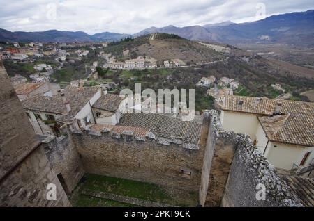 Die Dächer des kleinen Dorfes und das umliegende Tal vom Gipfel der Piccolomini-Burg in Capestrano (AQ) - Abruzzen Stockfoto