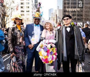 New York City, Usa. 09. April 2023. Leute, die sich bei der Osterparade und dem Bonnet Festival an der Fifth Avenue in New York City verkleidet haben. Kredit: SOPA Images Limited/Alamy Live News Stockfoto