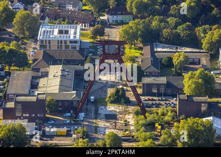 Luftaufnahme, Industriegebiet Wilhelmstraße mit gewundenen Turm der ehemaligen Plutto-Grube im Bezirk Wanne in Herne, Ruhrgebiet, Nordrhein-West Stockfoto