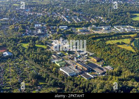 Luftaufnahme, Industriegebiet Wilhelmstraße mit gewundenen Turm des ehemaligen Kohlebergwerks Pluto sowie Fabrikbereich innospec Deutschland Chemiewerk in Stockfoto