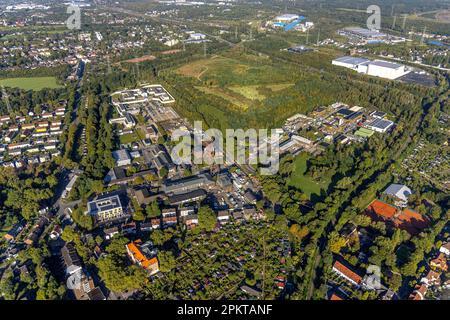 Luftaufnahme, Industriegebiet Wilhelmstraße mit gewundenen Turm des ehemaligen Kohlebergwerks Pluto sowie Fabrikbereich innospec Deutschland Chemiewerk an Stockfoto