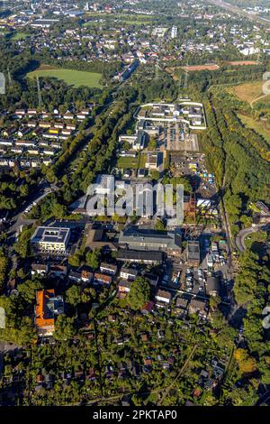 Luftaufnahme, Industriegebiet Wilhelmstraße mit gewundenen Turm des ehemaligen Kohlebergwerks Pluto sowie JVA Herne im Bezirk Wanne in Herne, Ruhr Stockfoto