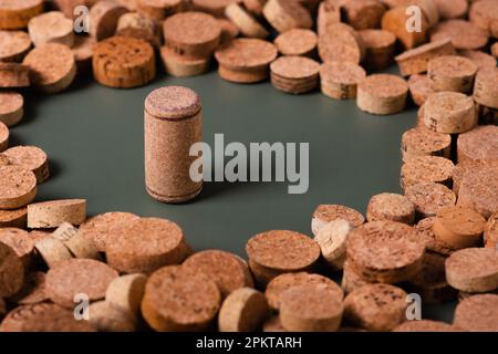 Recycling-Symbol und Weinkork für den sekundären Gebrauch. Erhaltung der Ökologie des Planeten. Rohstoffe für die Wiederverwendung. Umweltschutz. Stockfoto