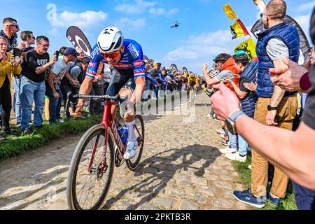 Gruson, Frankreich. 09. April 2023. Mathieu van der Poel vom Team Alpecin-Deceuninck ist Gewinner des Paris-Roubaix 2023, das am Sonntag, den 9. April 2023, in Gruson, Frankreich, auf Carrefour de Larbre vor Wout Van Aert vom Team Jumba-Visma abgebildet ist. Kredit: Sportpix/Alamy Live News Stockfoto