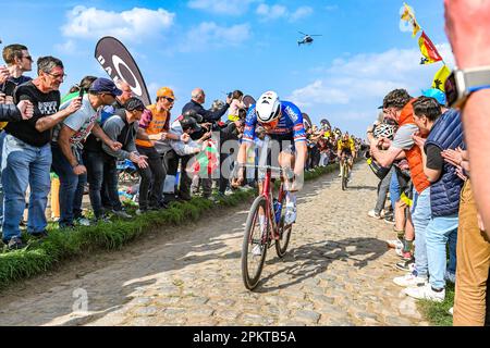 Gruson, Frankreich. 09. April 2023. Mathieu van der Poel vom Team Alpecin-Deceuninck ist Gewinner des Paris-Roubaix 2023, das am Sonntag, den 9. April 2023, in Gruson, Frankreich, auf Carrefour de Larbre vor Wout Van Aert vom Team Jumba-Visma abgebildet ist. Kredit: Sportpix/Alamy Live News Stockfoto
